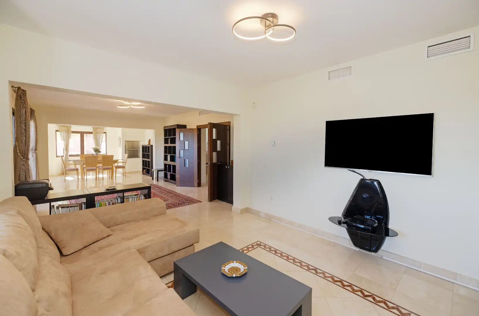 Sala d'estar de Casa o xalet en venda en Marbella amb Aire condicionat, Jardí privat i Terrassa