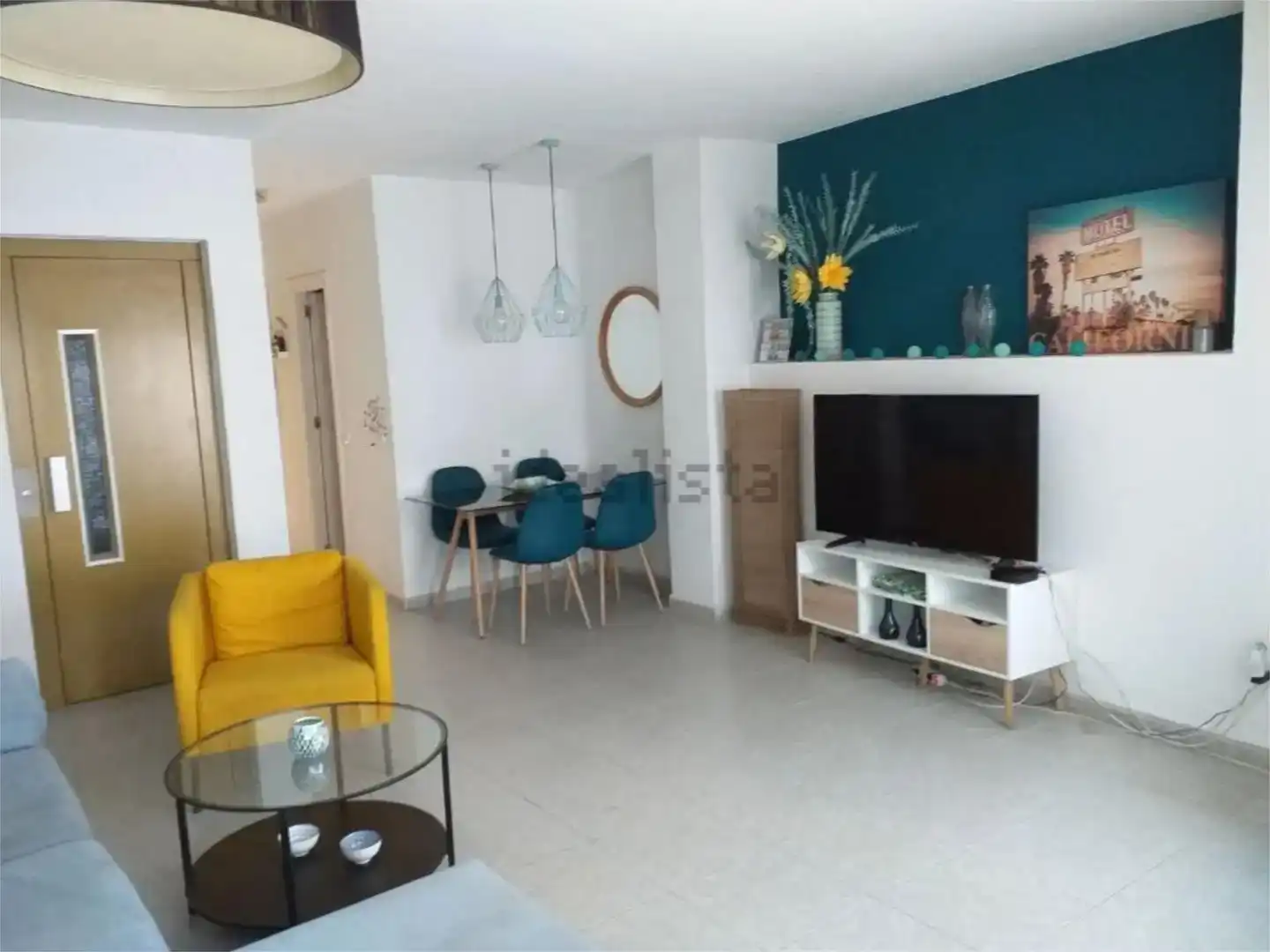 Sala d'estar de Casa adosada per a compartir en Almería amb Moblat i Balcó