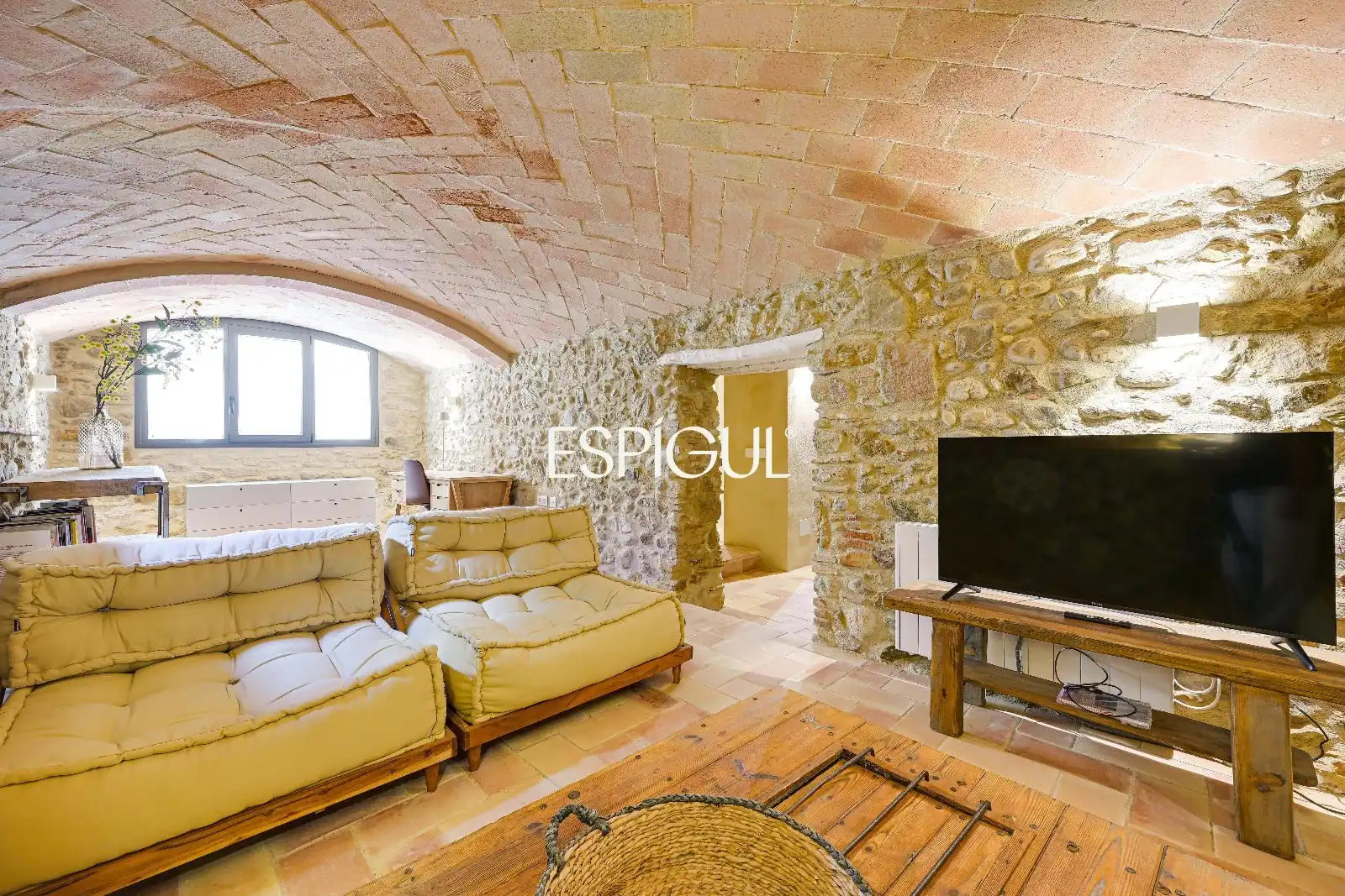 Sala d'estar de Casa o xalet en venda en La Bisbal d'Empordà amb Aire condicionat, Calefacció i Parquet