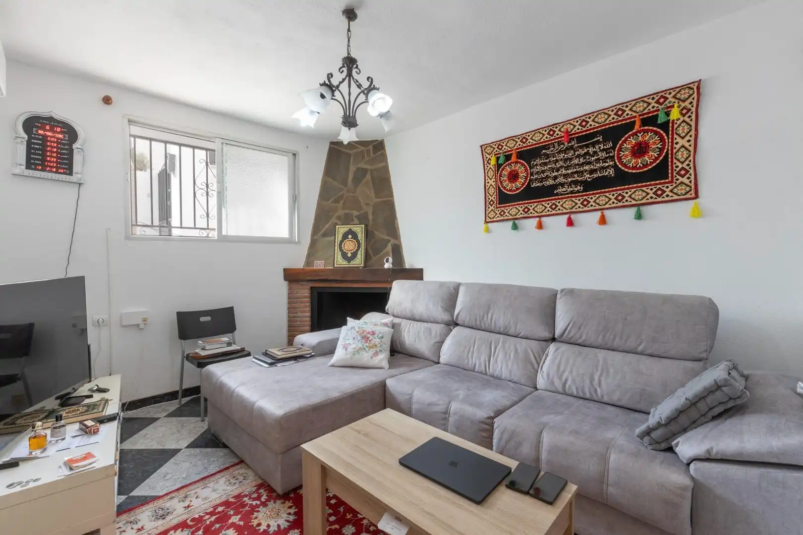 Sala d'estar de Casa adosada en venda en Monachil amb Aire condicionat, Terrassa i Alarma