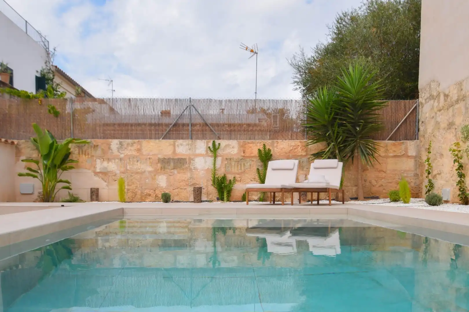 Piscina de Casa adosada en venda en Muro amb Aire condicionat, Calefacció i Jardí privat