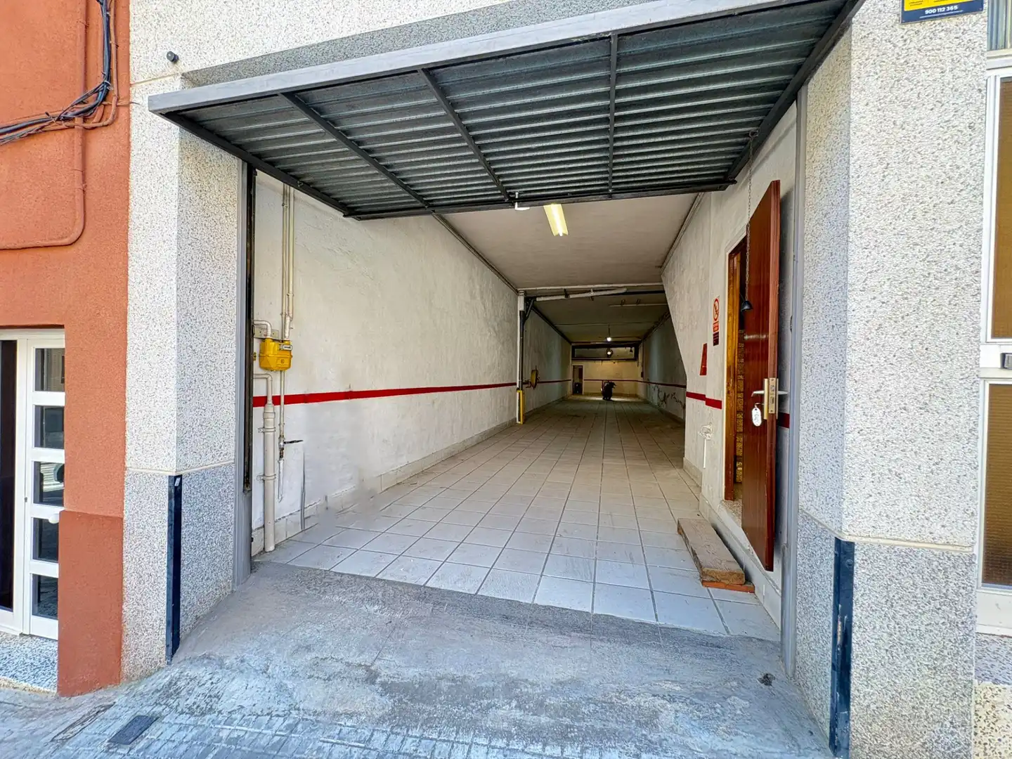 Parkplatz von Einfamilien-Reihenhaus zum Verkauf in Terrassa mit Klimaanlage, Heizung und Terrasse