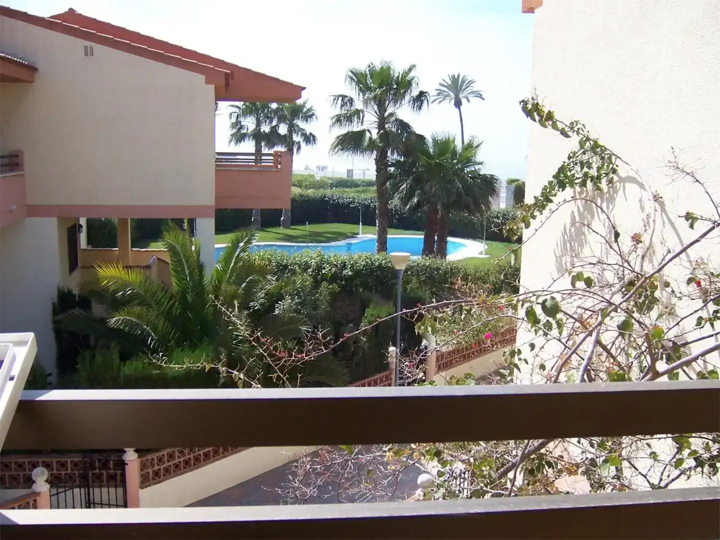 Piscina de Casa adosada de lloguer en Salobreña amb Aire condicionat, Jardí privat i Traster