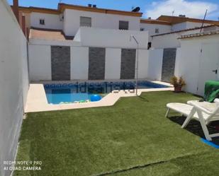 Piscina de Casa adosada en venda en Villanueva del Ariscal amb Aire condicionat, Calefacció i Jardí privat