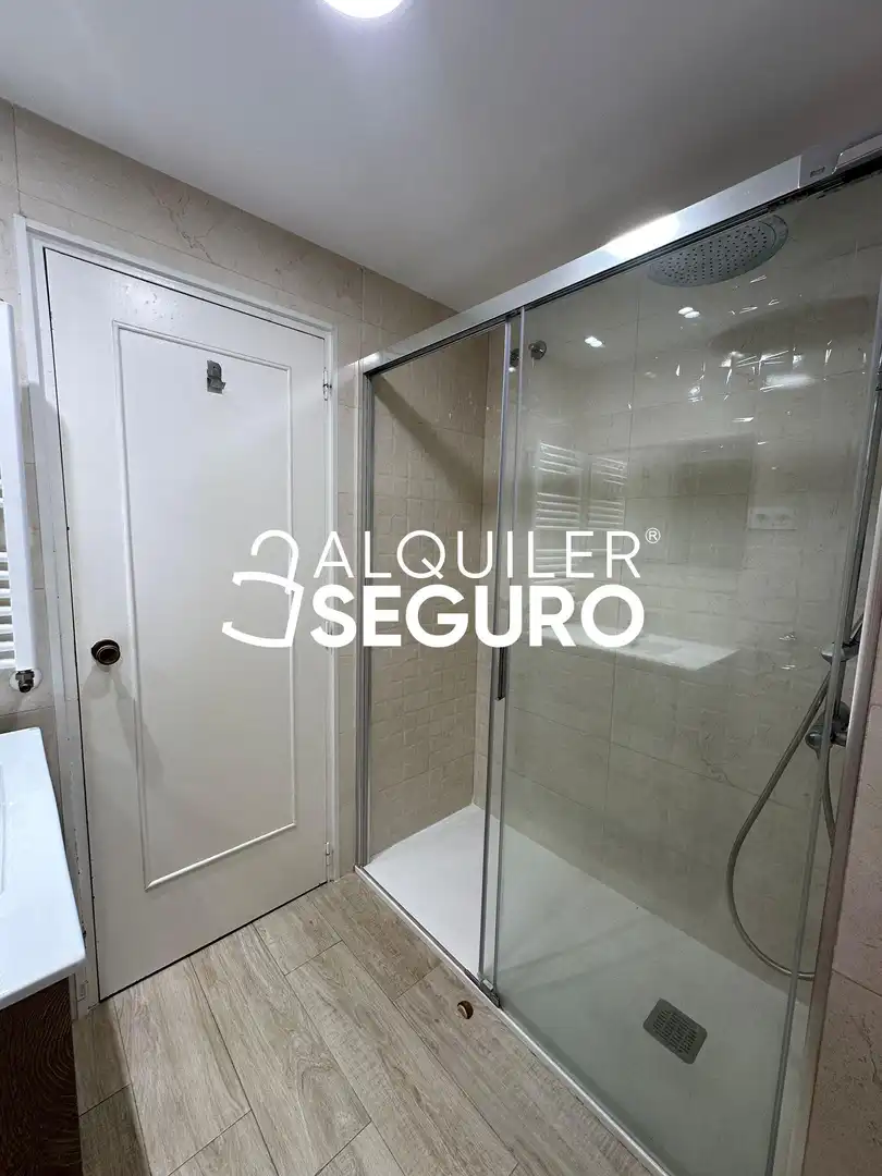 Baño de Piso de alquiler en Madrid con Calefacción y Terraza