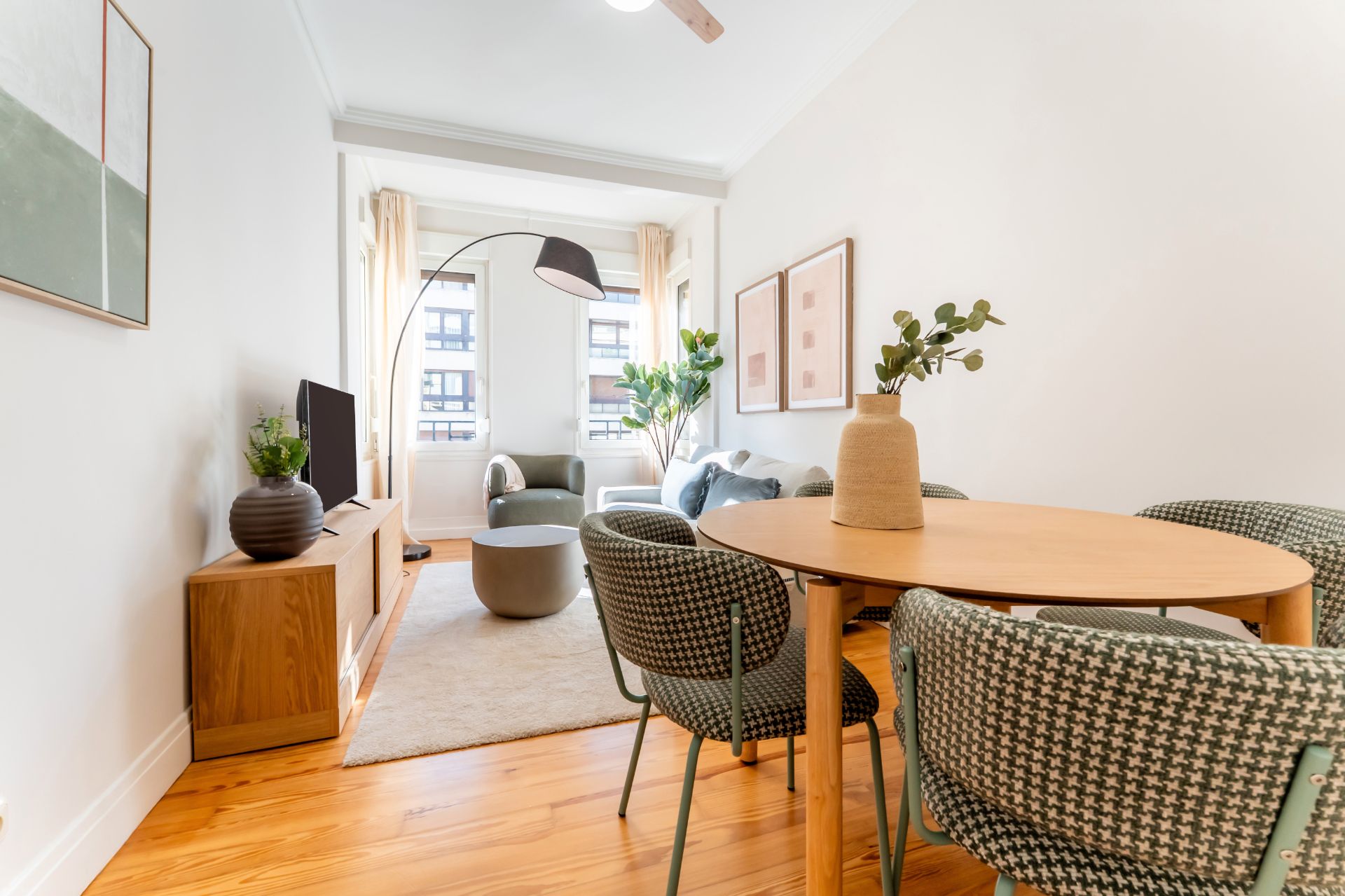 Sala d'estar de Pis de lloguer en Donostia - San Sebastián  amb Aire condicionat, Calefacció i Parquet