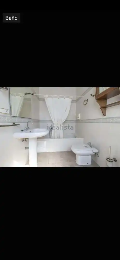 Bany de Casa o xalet en venda en Gerena amb Parquet, Traster i Moblat