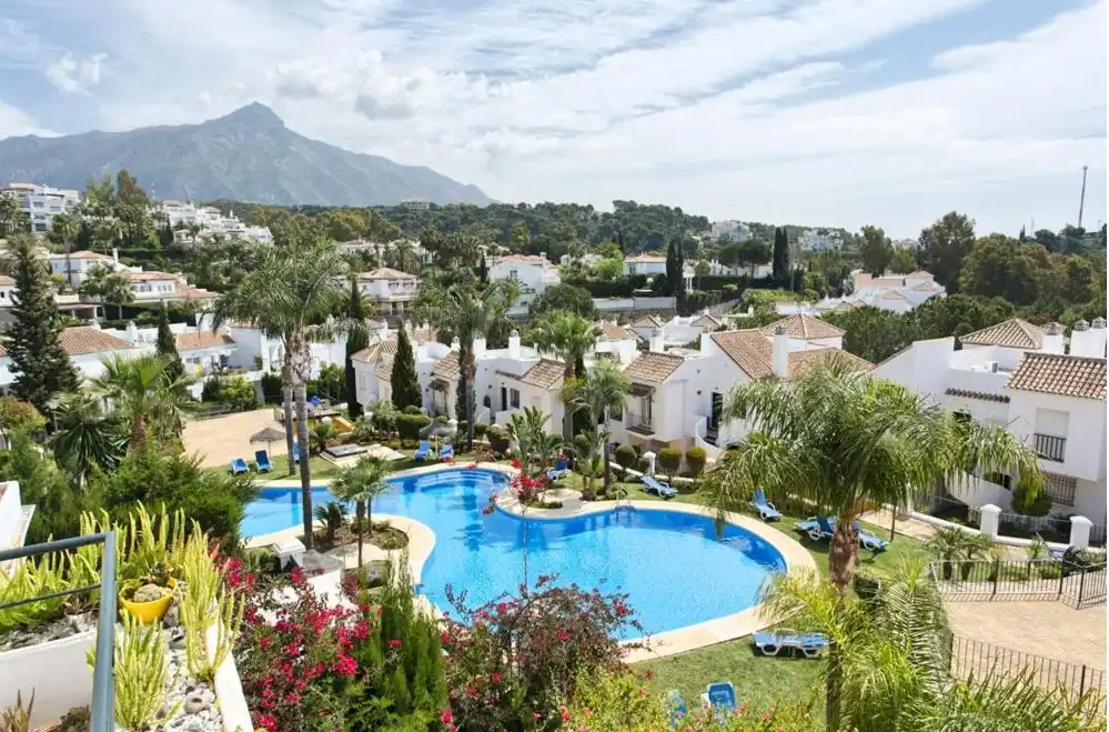 Außenansicht von Wohnungen zum Verkauf in Marbella mit Klimaanlage, Privatgarten und Terrasse