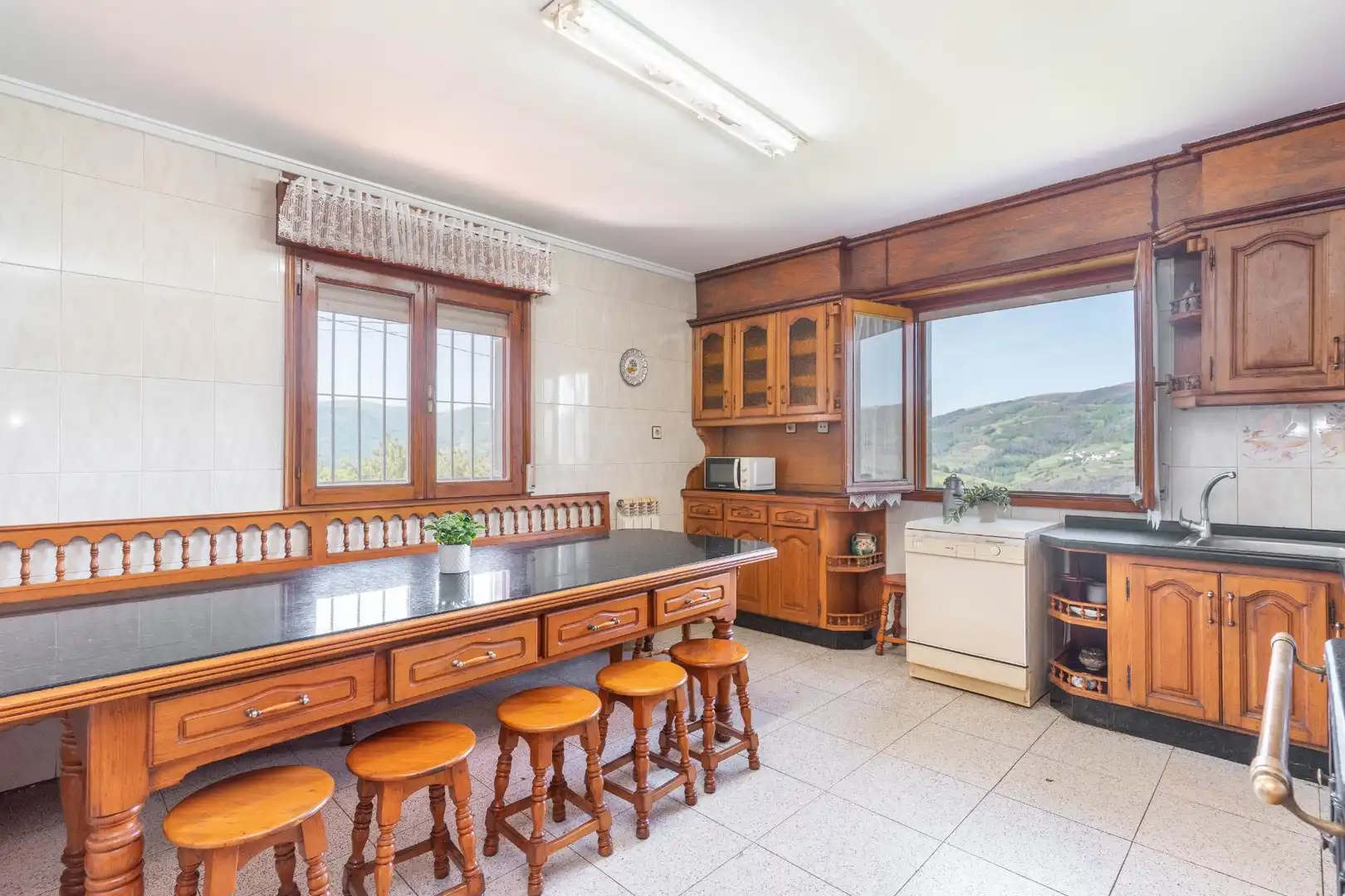Cuina de Casa o xalet en venda en Cangas del Narcea amb Calefacció, Terrassa i Moblat