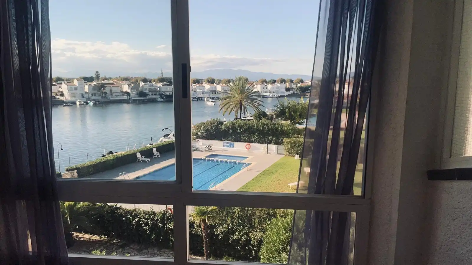 Piscina de Apartament en venda en Empuriabrava amb Aire condicionat, Calefacció i Jardí privat