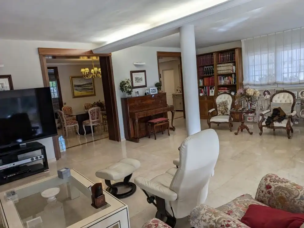 Sala d'estar de Casa o xalet en venda en Pozuelo de Alarcón amb Aire condicionat, Calefacció i Jardí privat