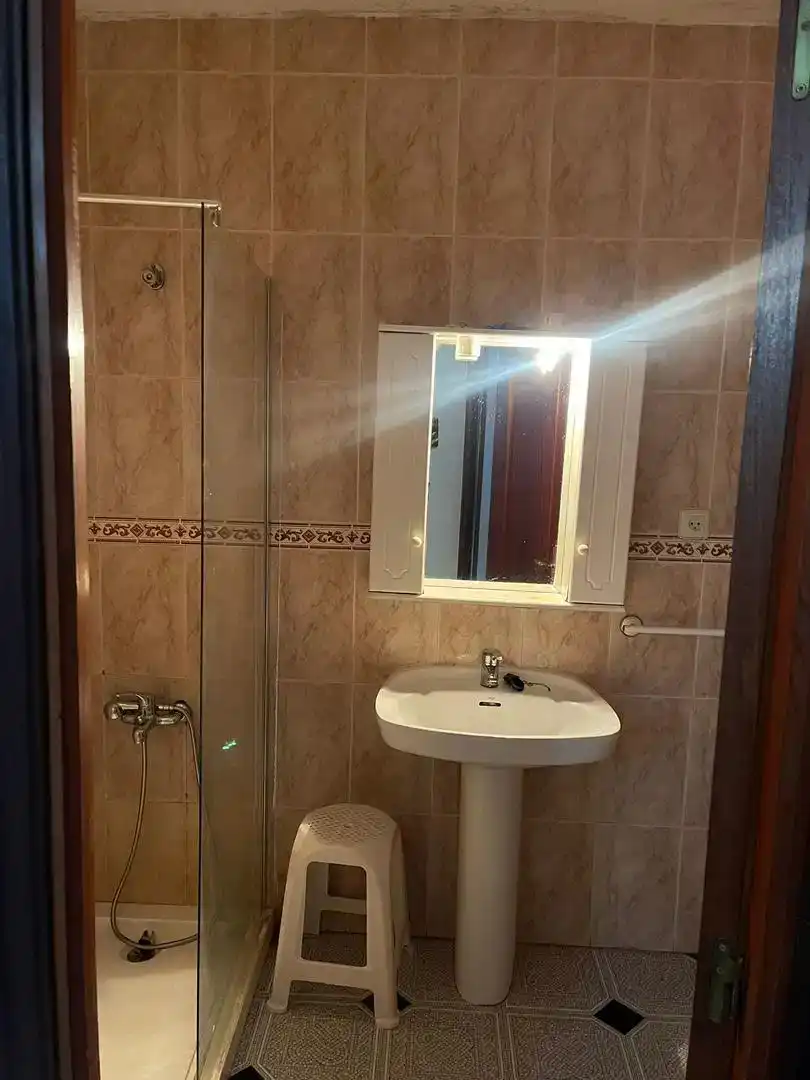 Badezimmer von Erdgeschoss zur Miete in Villar del Rey mit Möbliert, Ofen und Waschmaschine