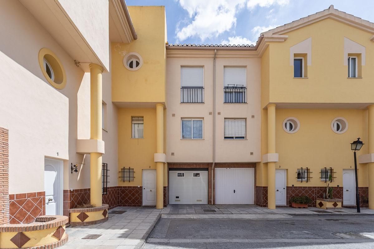 Exterior view of Single-family semi-detached for rent in Ogíjares