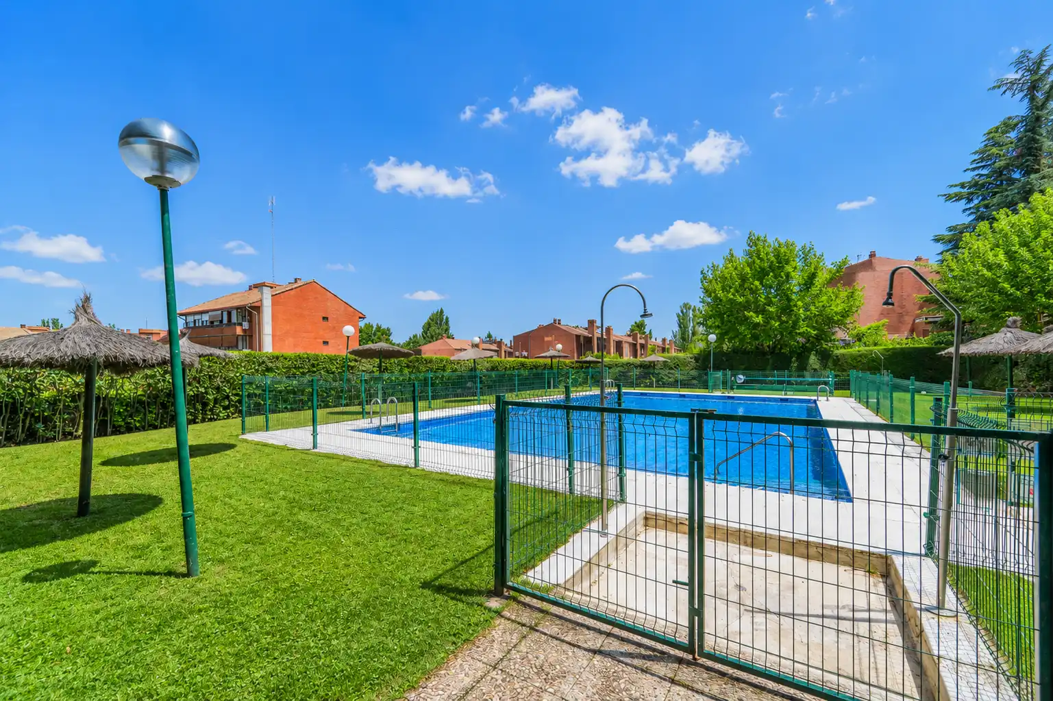 Piscina de Dúplex en venta en Las Rozas de Madrid con Aire acondicionado, Calefacción y Trastero