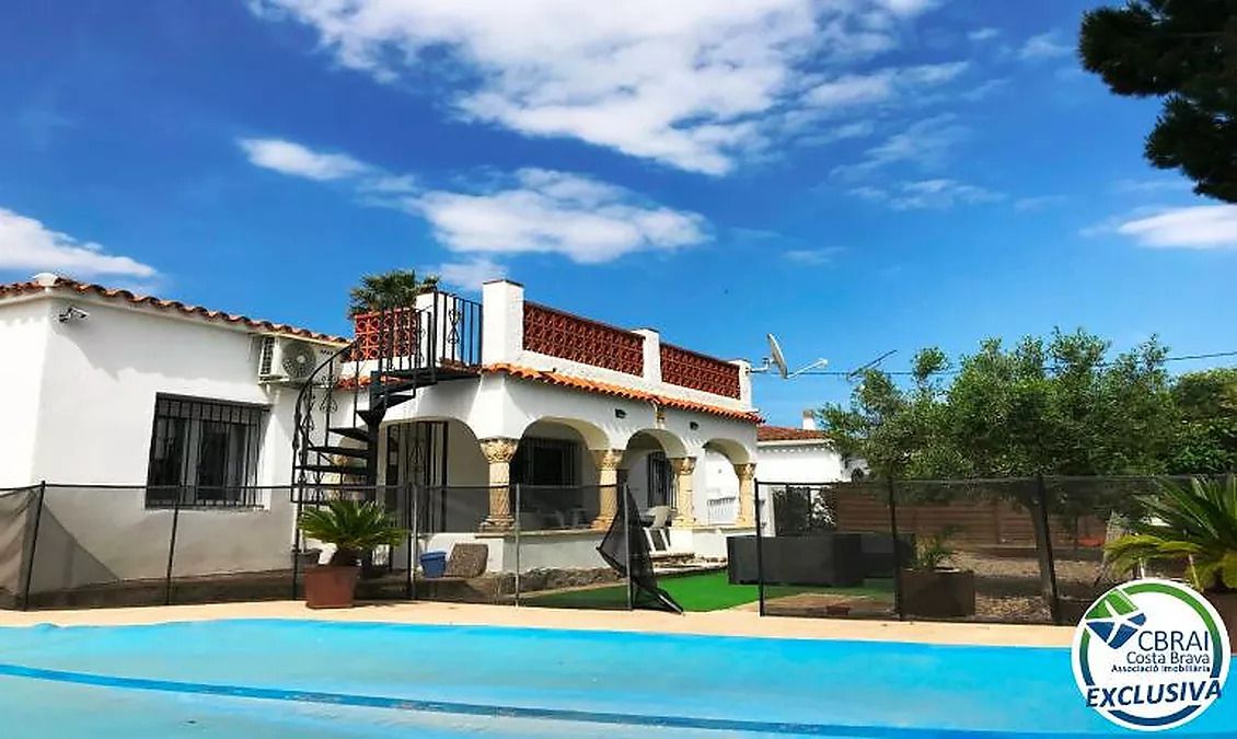 Vista exterior de Finca rústica en venda en Roses amb Aire condicionat, Terrassa i Piscina