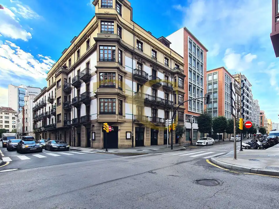 Vista exterior de Àtic en venda en Gijón  amb Calefacció, Terrassa i Traster