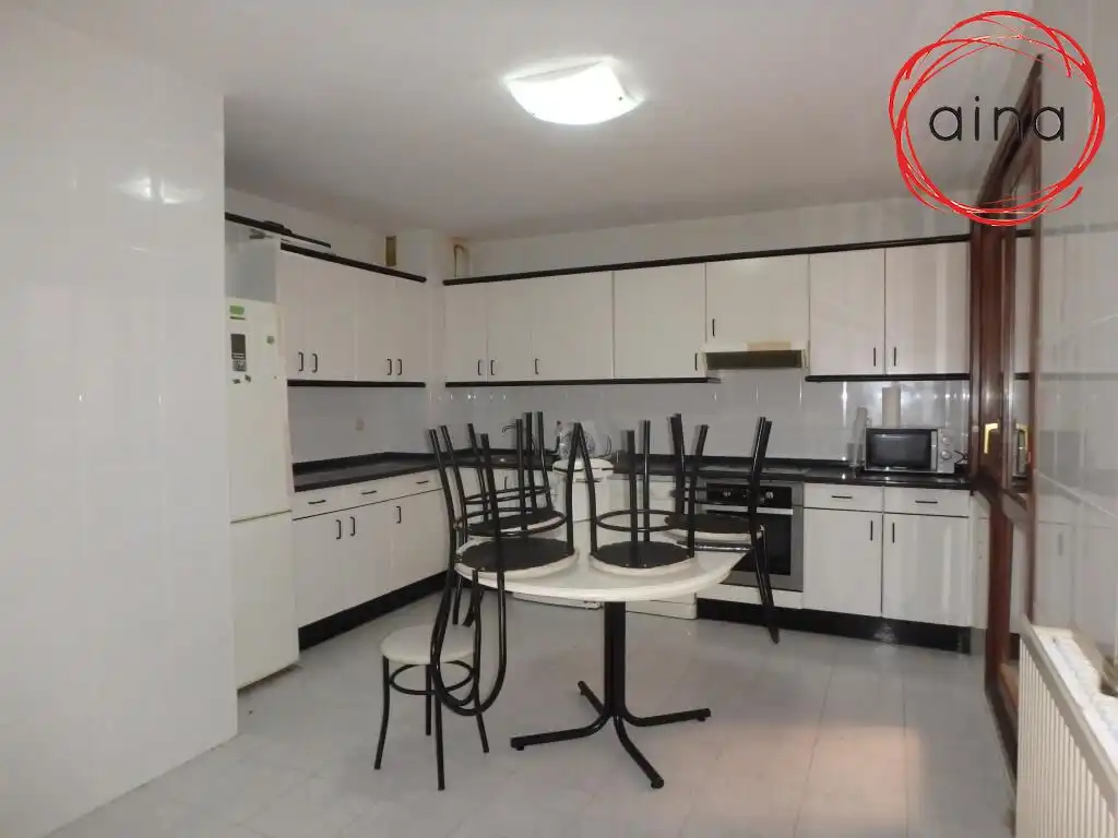 Cocina de Piso de alquiler en  Pamplona / Iruña con Calefacción, Terraza y Balcón