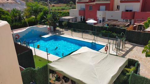 Elegante casa de tres dormitorios con garaje privado y piscina comunitaria