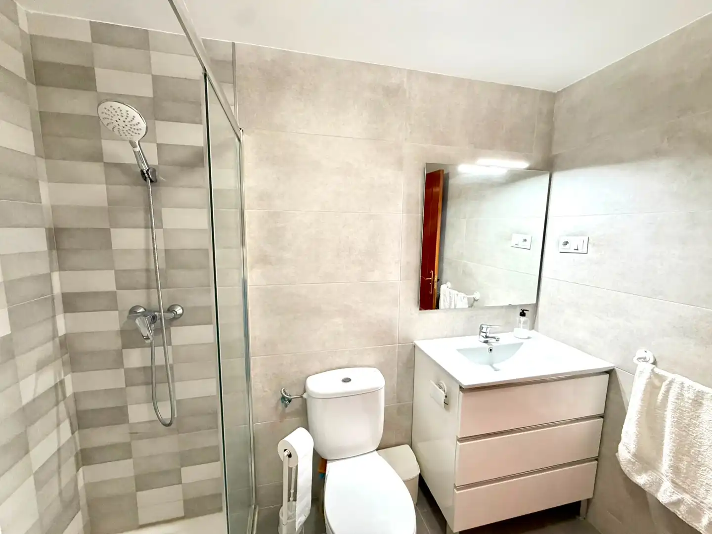 Baño de Piso de alquiler en Benalmádena con Terraza y Amueblado