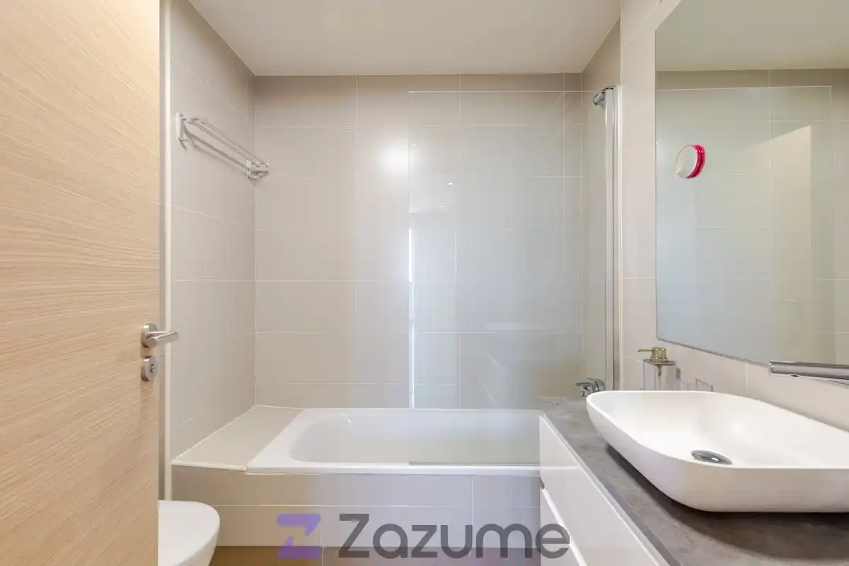 Bathroom of Flat for rent in Madrid  with Air Conditioner, Heating and Private garden