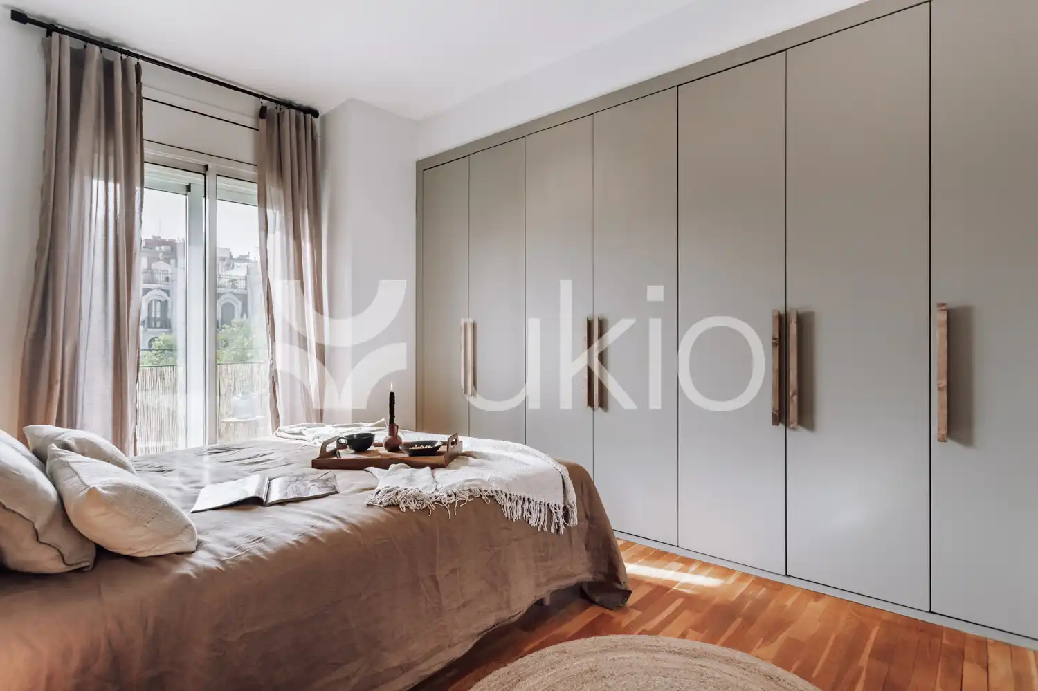 Dormitori de Apartament de lloguer en Barcelona amb Aire condicionat, Calefacció i Jardí privat