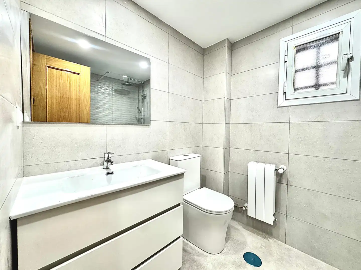 Baño de Piso en venta en Fuenlabrada con Calefacción y Piscina comunitaria