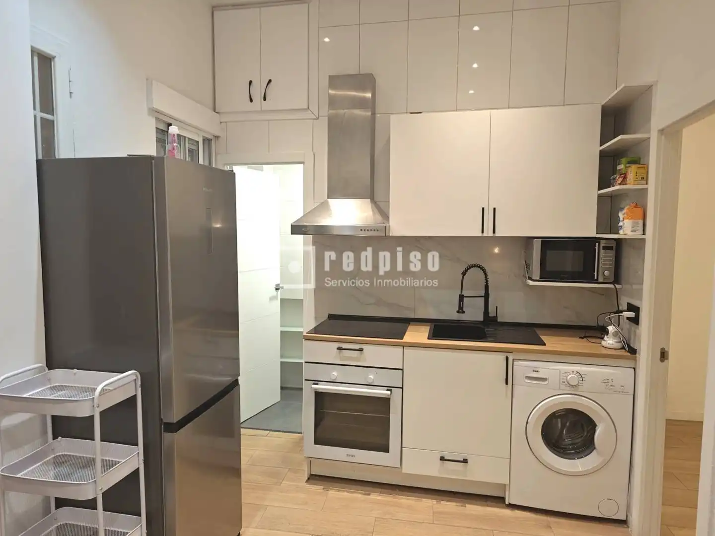 Cuina de Apartament de lloguer en Madrid amb Calefacció i Moblat