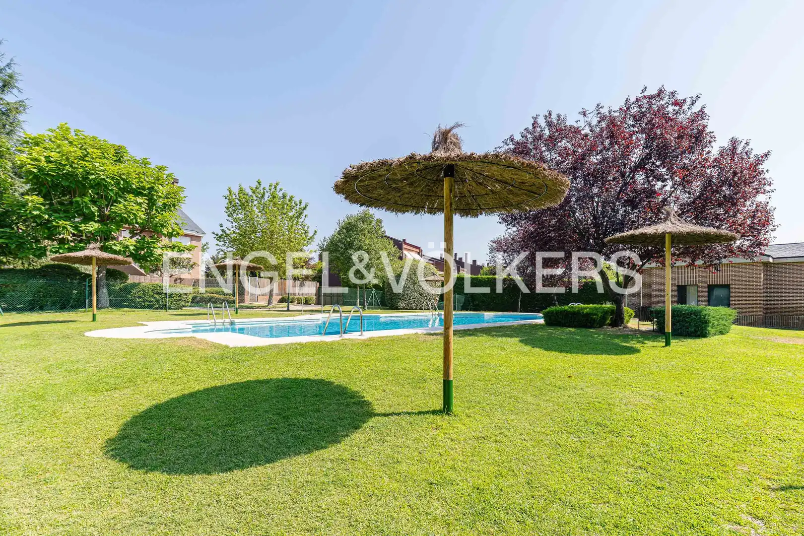 Piscina de Casa adosada en venda en Majadahonda amb Aire condicionat, Calefacció i Jardí privat