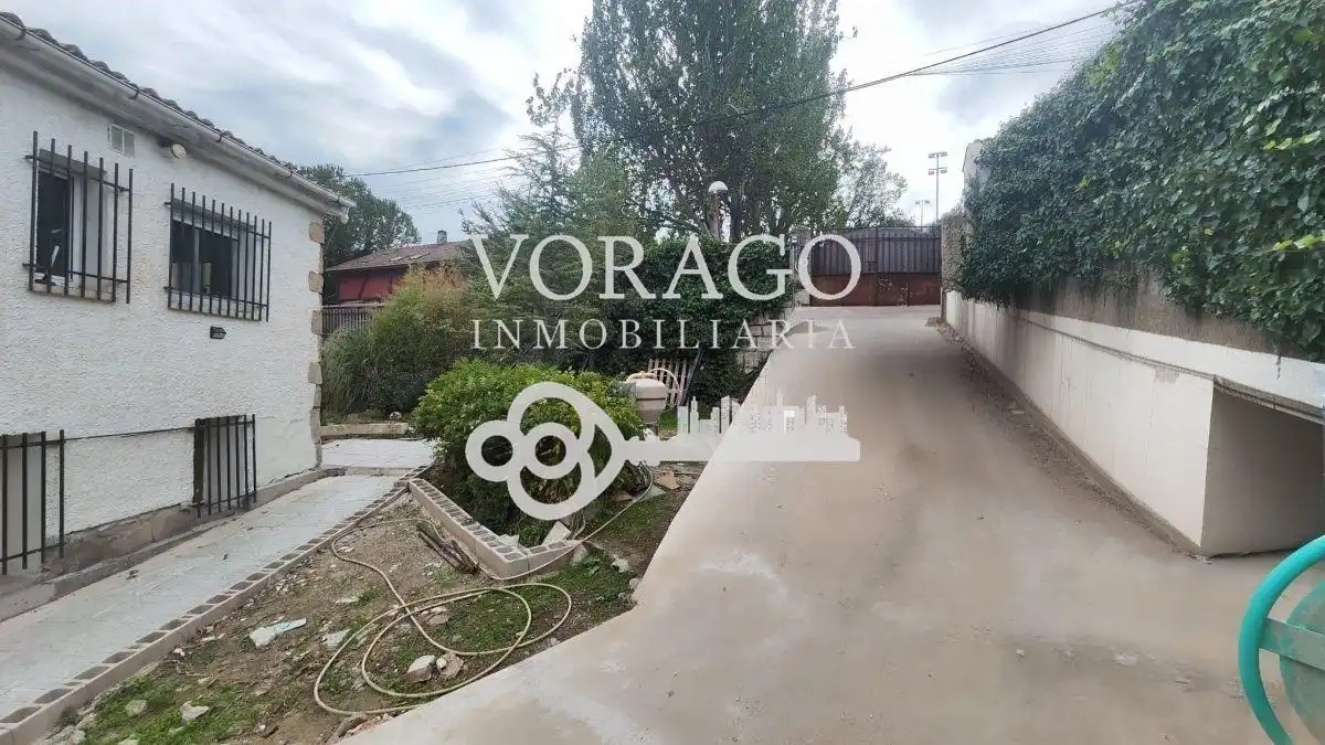 Vista exterior de Casa o xalet en venda en Torrejón del Rey amb Aire condicionat, Calefacció i Jardí privat