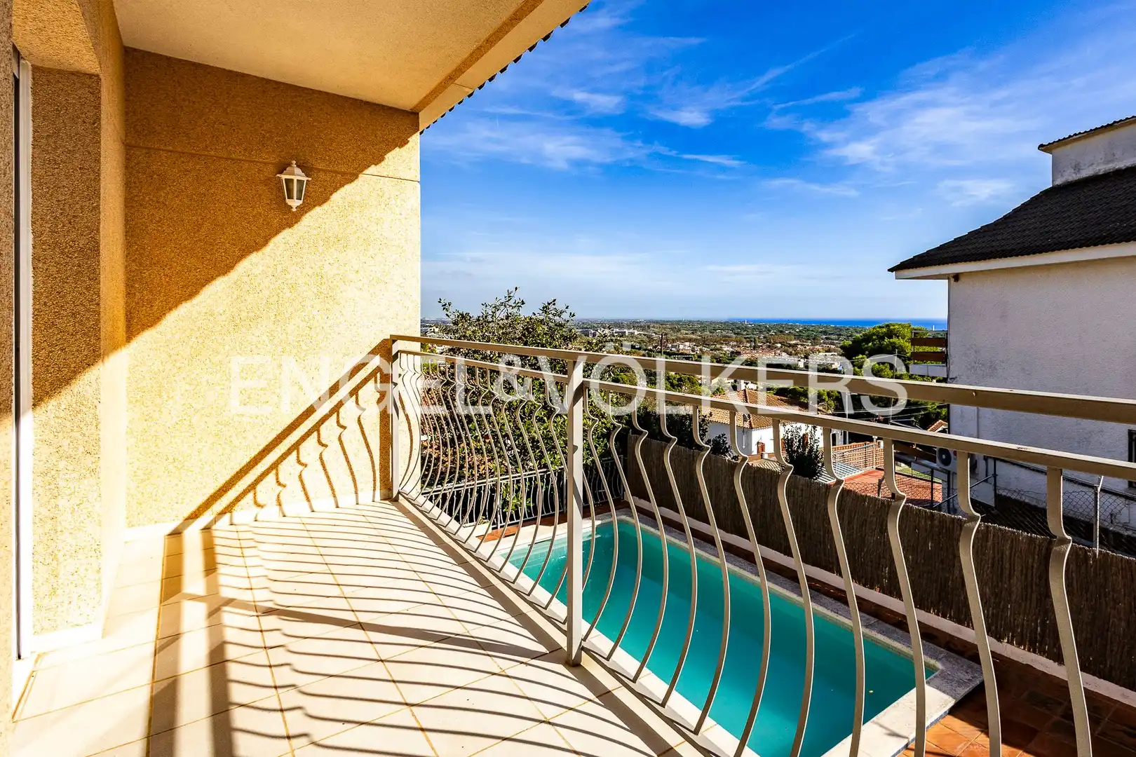 Vista exterior de Casa o xalet en venda en Castelldefels amb Aire condicionat, Calefacció i Jardí privat
