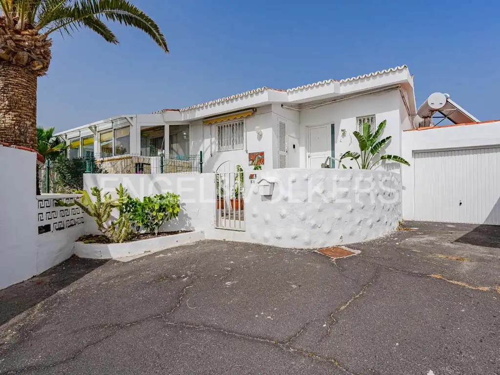 Vista exterior de Casa o chalet en venta en Adeje con Terraza, Amueblado y Jacuzzi