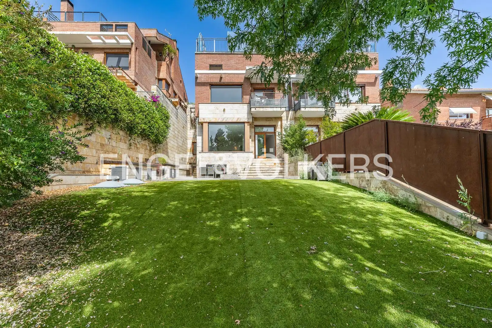 Vista exterior de Casa o chalet en venta en Sant Cugat del Vallès con Aire acondicionado, Calefacción y Jardín privado
