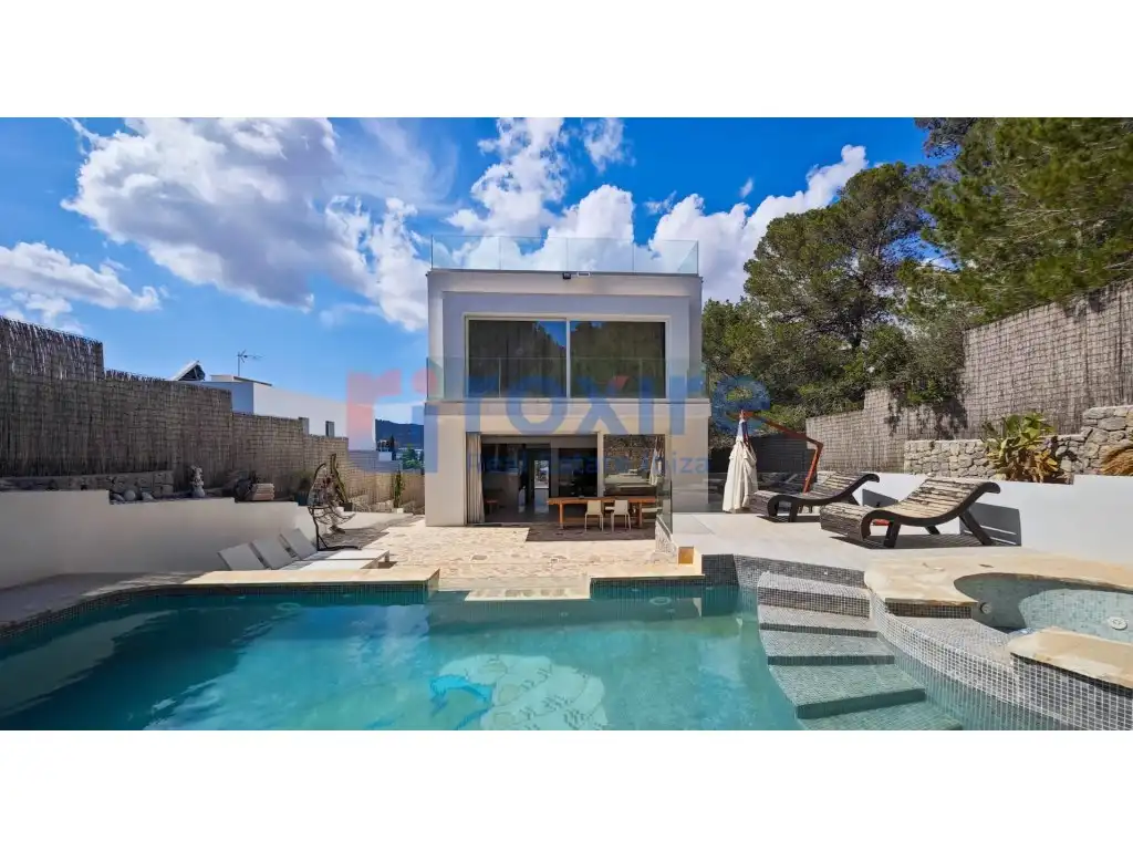 Vista exterior de Casa o xalet en venda en Santa Eulària des Riu amb Aire condicionat, Jardí privat i Terrassa