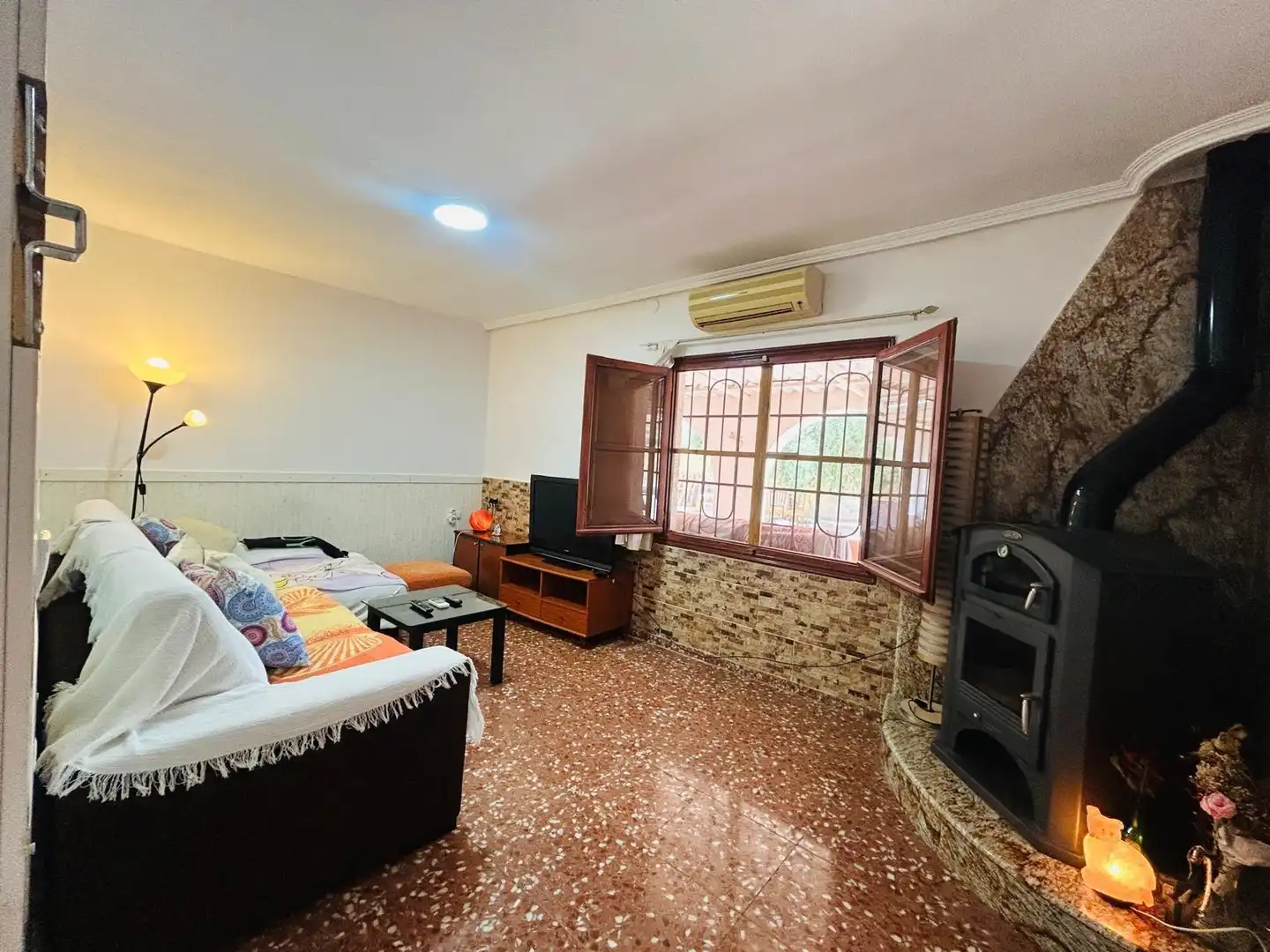 Sala d'estar de Casa o xalet en venda en Alicante / Alacant amb Aire condicionat, Calefacció i Jardí privat