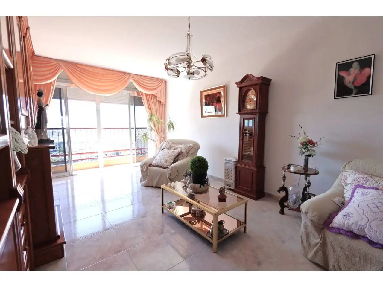 Living room of Flat for sale in L'Hospitalet de Llobregat  with Furnished and Balcony