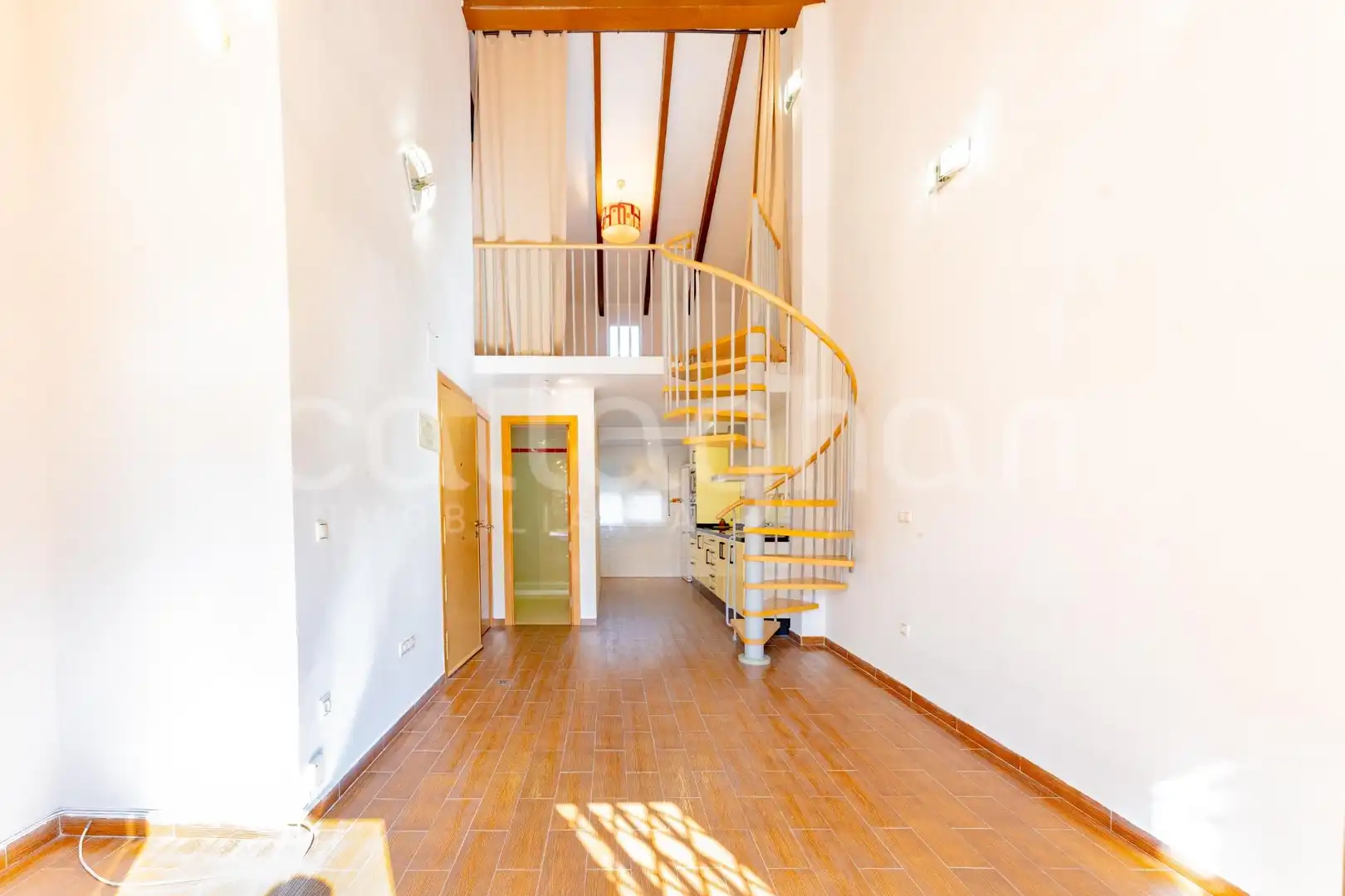 Loft zum Verkauf in Valencia mit Klimaanlage und Balkon