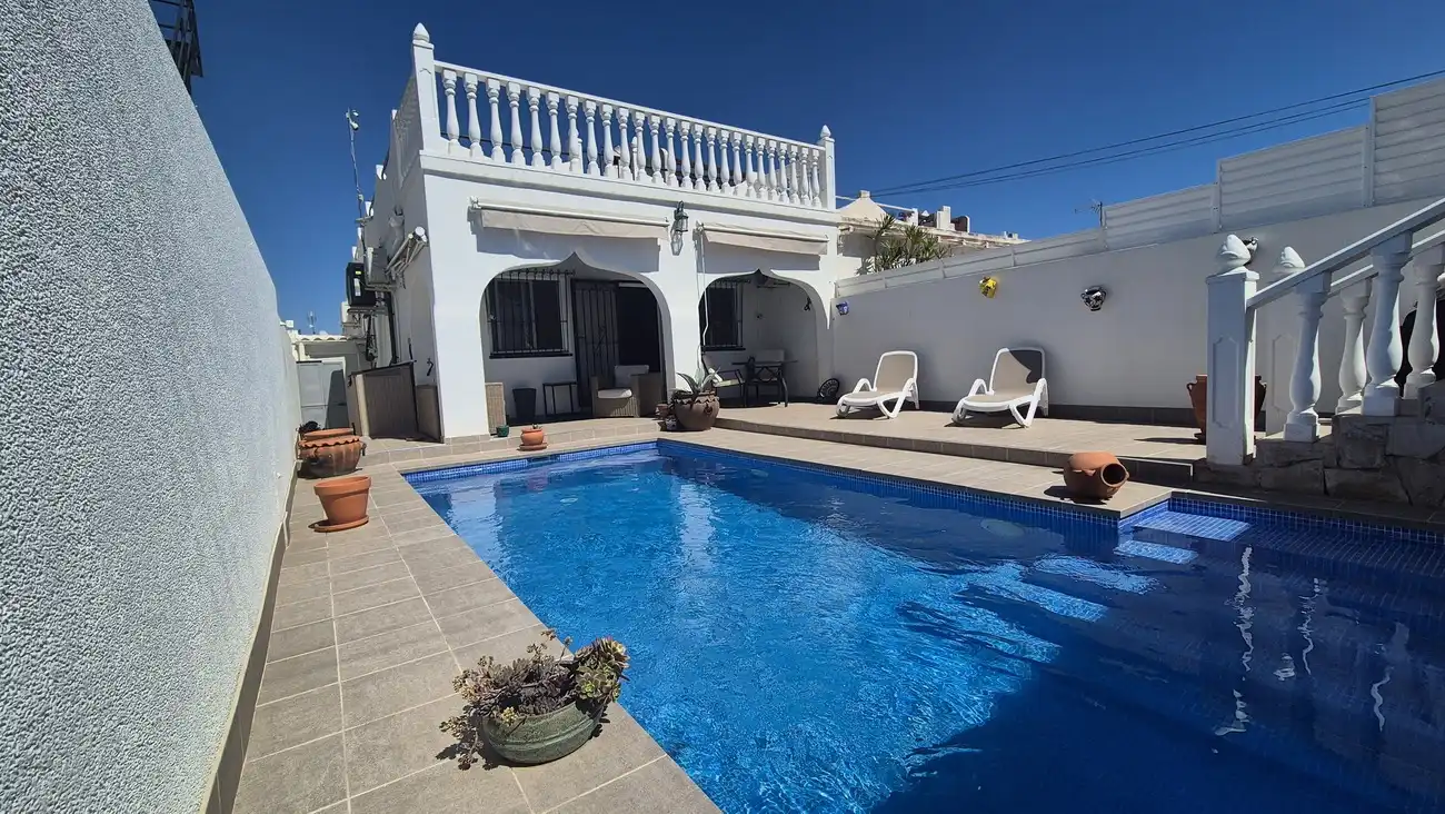 Casa con piscina en venta en Orihuela Costa