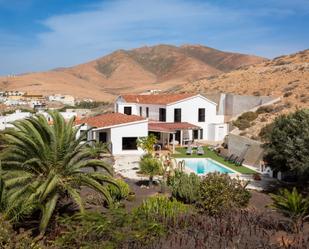 Vista exterior de Casa o xalet en venda en Pájara amb Aire condicionat, Terrassa i Piscina