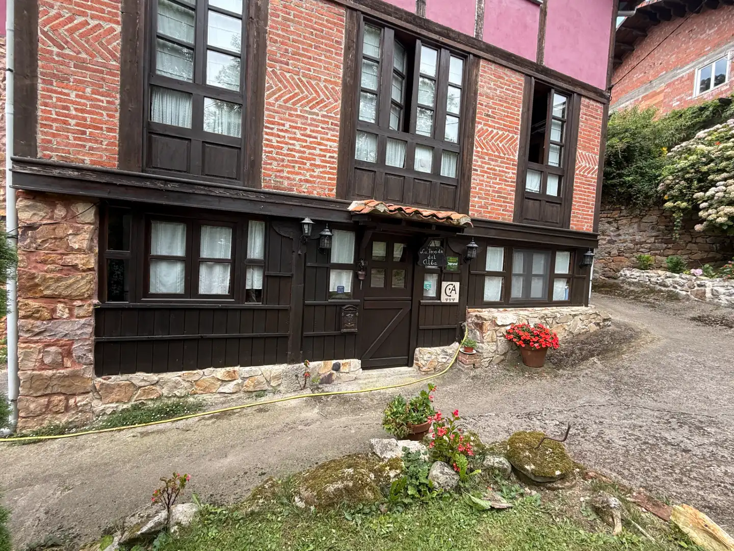 Vista exterior de Casa o xalet en venda en Ribadesella amb Calefacció, Jardí privat i Parquet