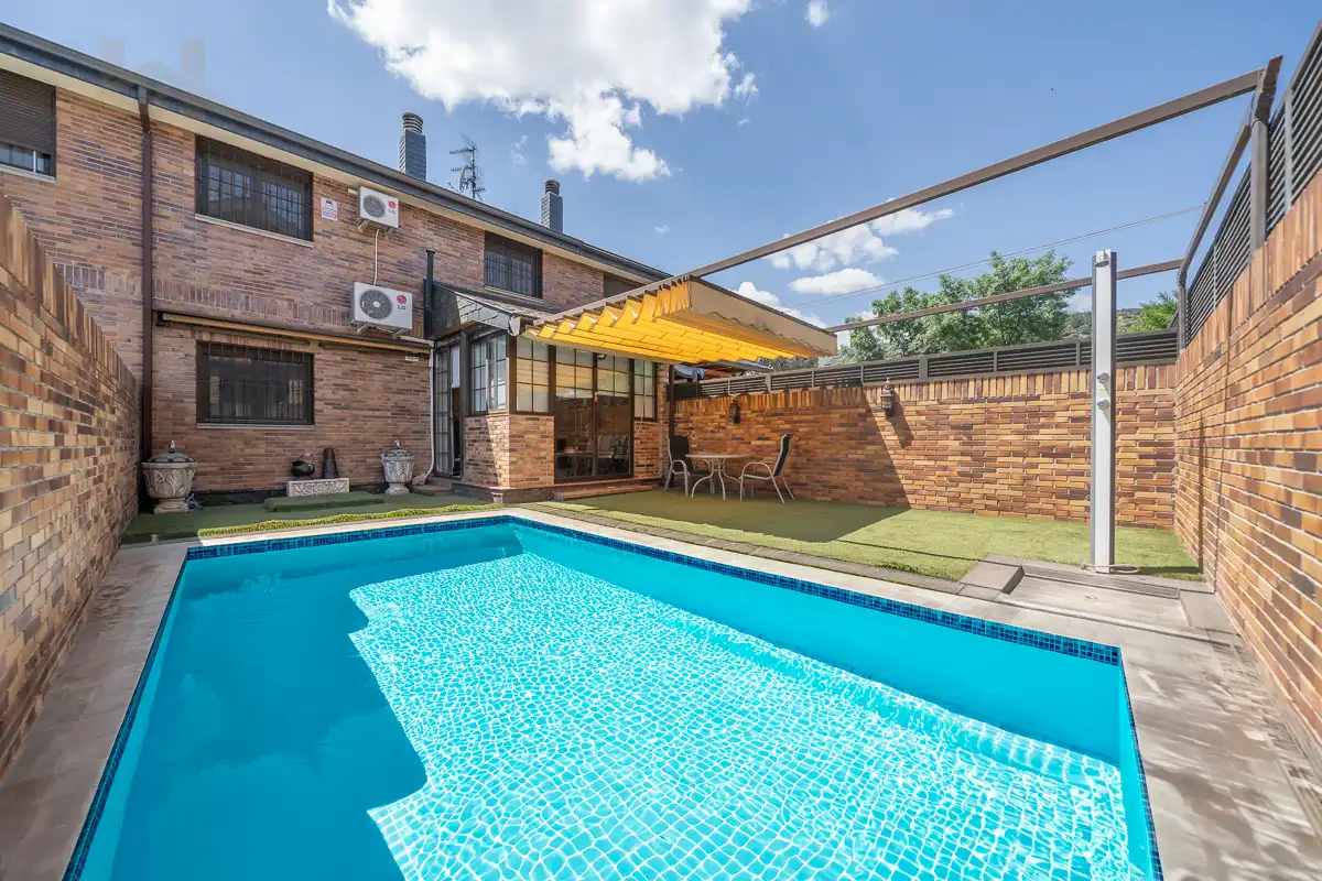 Piscina de Casa adosada en venta en Moralzarzal con Aire acondicionado, Calefacción y Trastero