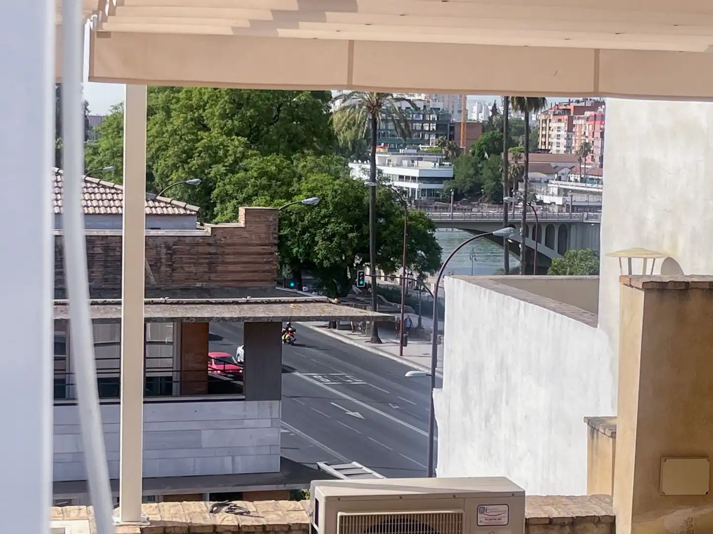 Außenansicht von Wohnung zur Miete in Sevilla mit Klimaanlage, Heizung und Abstellraum