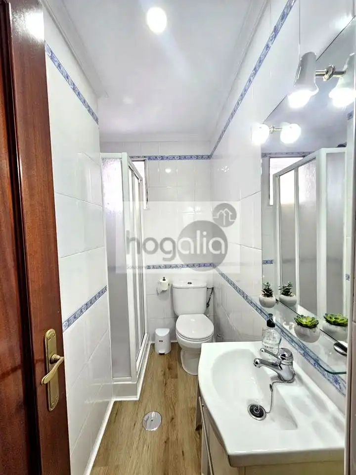 Badezimmer von Erdgeschoss zur Miete in Sevilla mit Klimaanlage und Möbliert