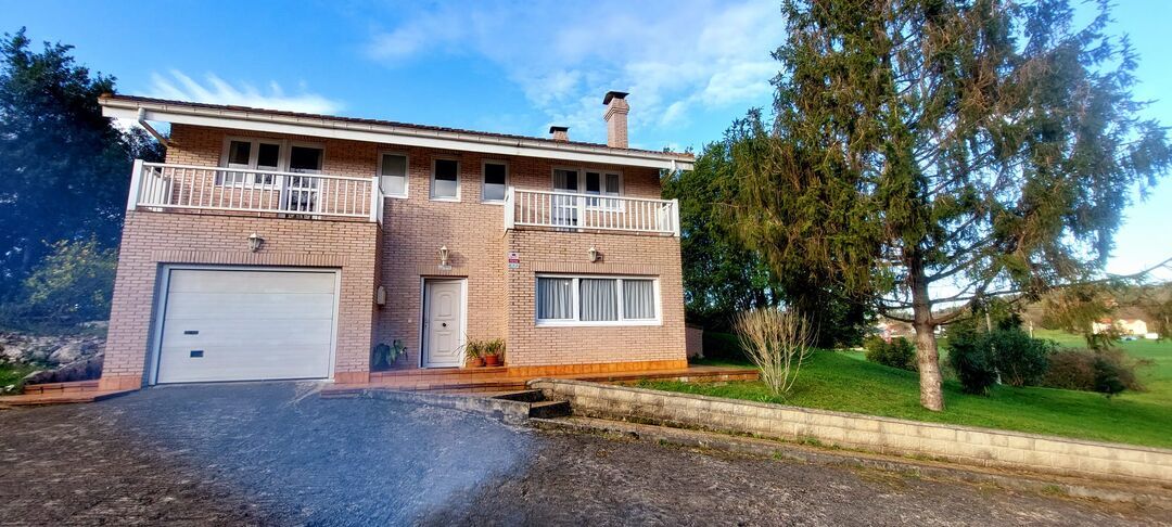 Vista exterior de Casa o xalet en venda en Camargo amb Calefacció