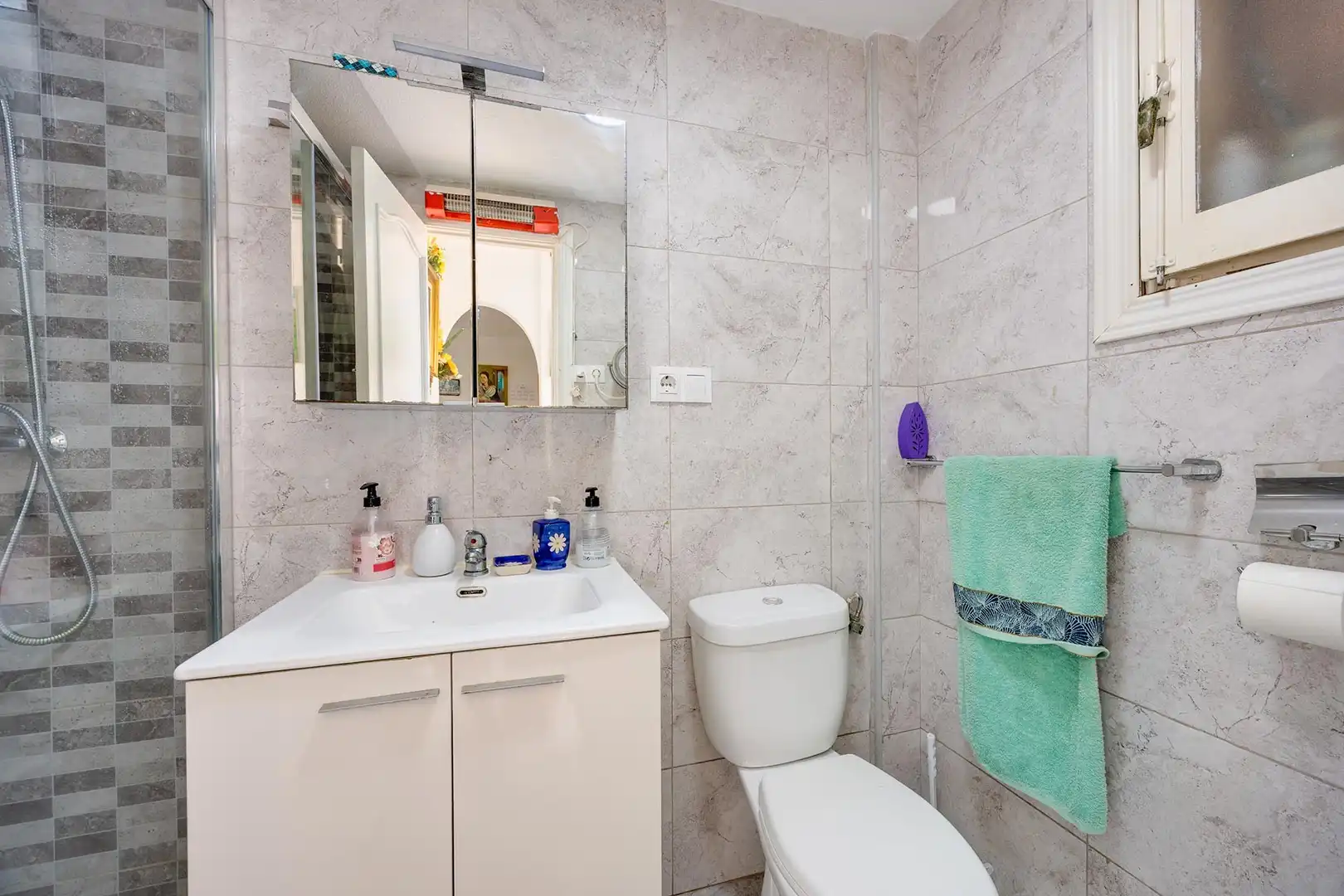 Bathroom of Apartments for sale in Torrevieja  with Air Conditioner, Balcony and Community pool