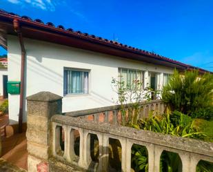 Vista exterior de Casa adosada en venda en Los Corrales de Buelna  amb Jardí privat, Terrassa i Traster