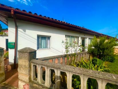 Vista exterior de Casa adosada en venda en Los Corrales de Buelna  amb Jardí privat, Terrassa i Traster