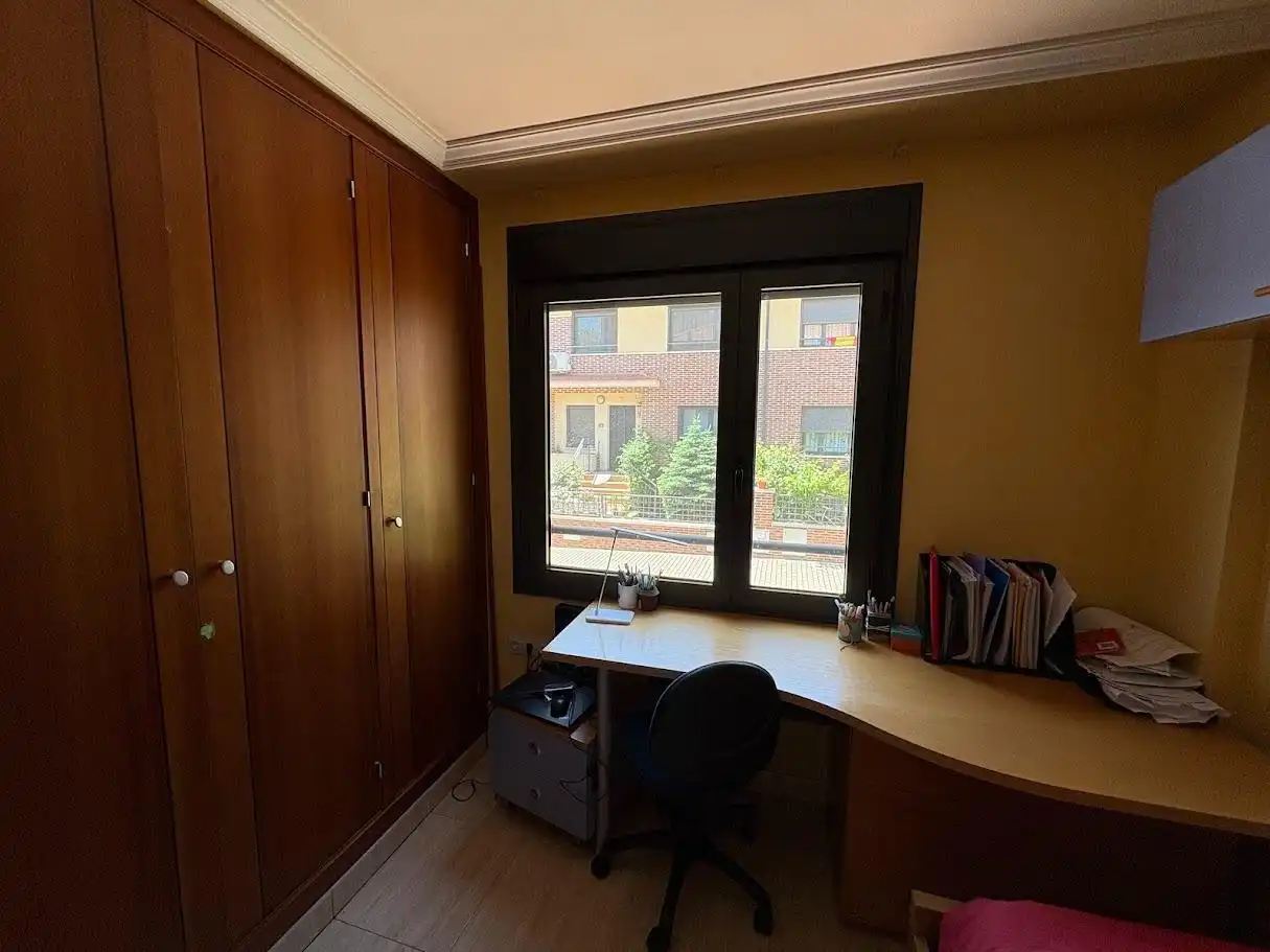 Schlafzimmer von Einfamilien-Reihenhaus zum Verkauf in Valladolid mit Klimaanlage, Heizung und Privatgarten