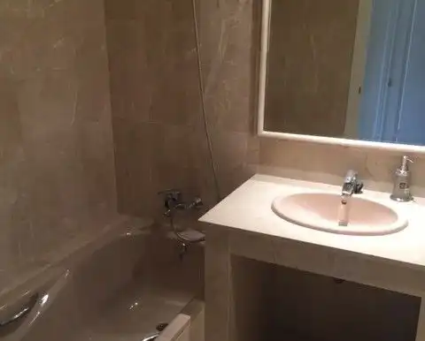 Baño de Apartamento de alquiler en Estepona con Aire acondicionado, Calefacción y Jardín privado