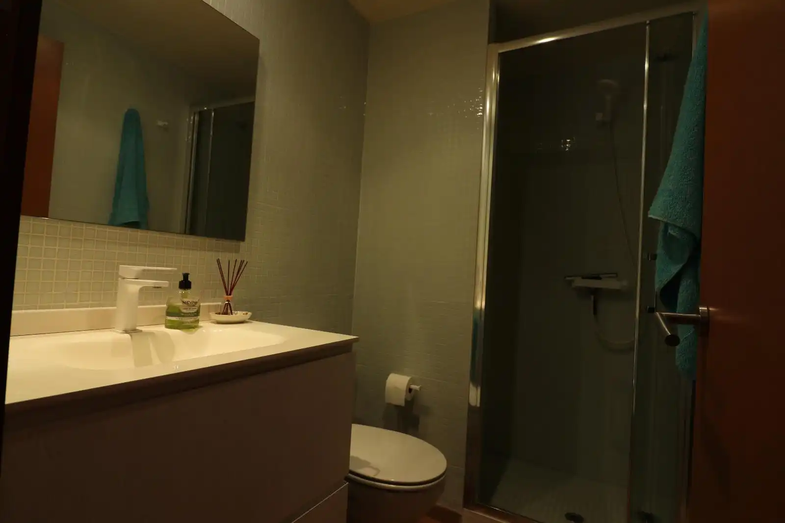 Badezimmer von Einfamilien-Reihenhaus zum Verkauf in Maó - Mahón mit Klimaanlage, Privatgarten und Terrasse