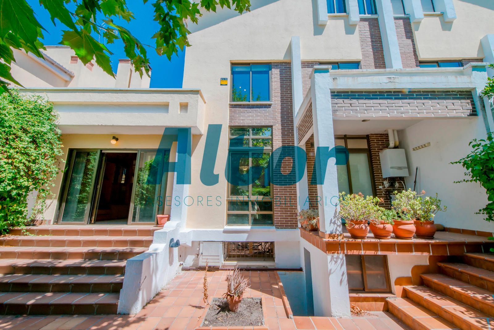 Vista exterior de Casa adosada en venda en Leganés amb Aire condicionat, Calefacció i Jardí privat